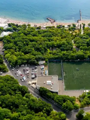 Зона відпочинку готелю Black Sea Otrada — басейн і шезлонги