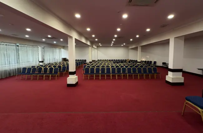 Велика конференц-зала Black Sea Central: розсадка «театр», ряди синіх стільців