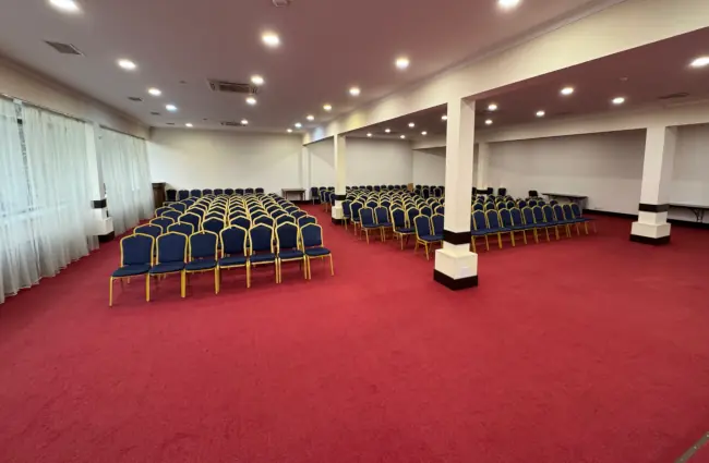 Велика конференц-зала Black Sea Central: просторий зал для подій, розсадка «театр»