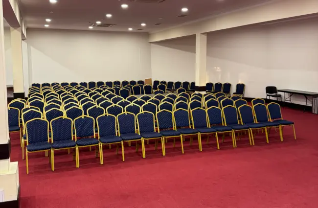 Велика конференц-зала Black Sea Central: ряди синіх стільців, вигляд із боку