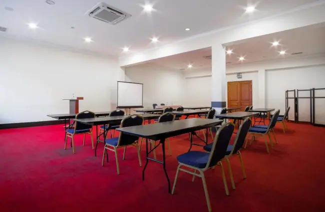 Середня конференц-зала Black Sea Central: розсадка «клас» зі столами та стільцями