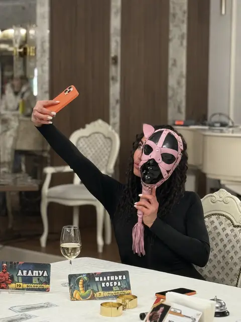 Гостя робить селфі з тематичною маскою під час «Фітнес-мафії» у ресторані Black Sea