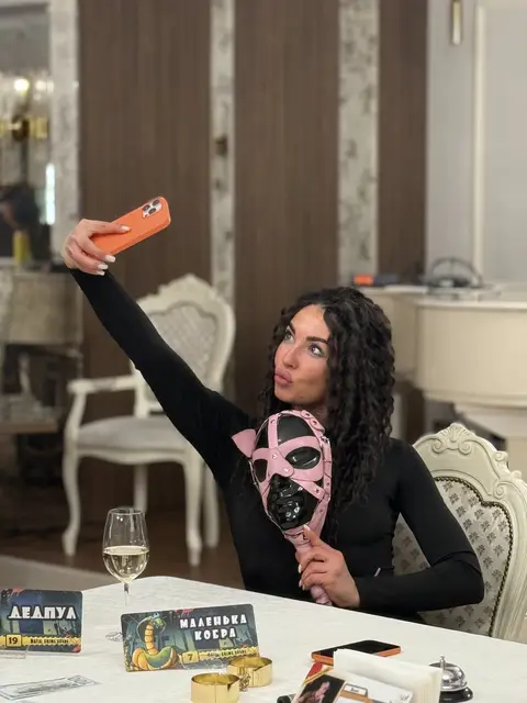 Селфі та реквізит гри «Фітнес-мафія» в ресторані Black Sea