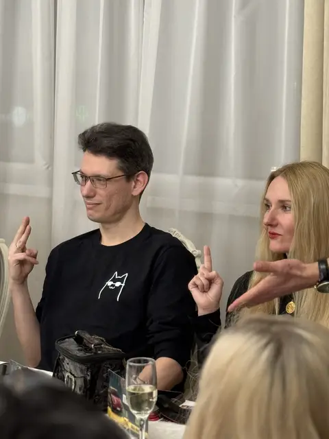 Учасники гри «Фітнес-мафія» обговорюють раунд за столом у ресторані Black Sea