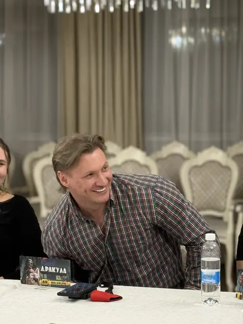 Ведучий пояснює правила гри «Фітнес-мафія» у ресторані Black Sea