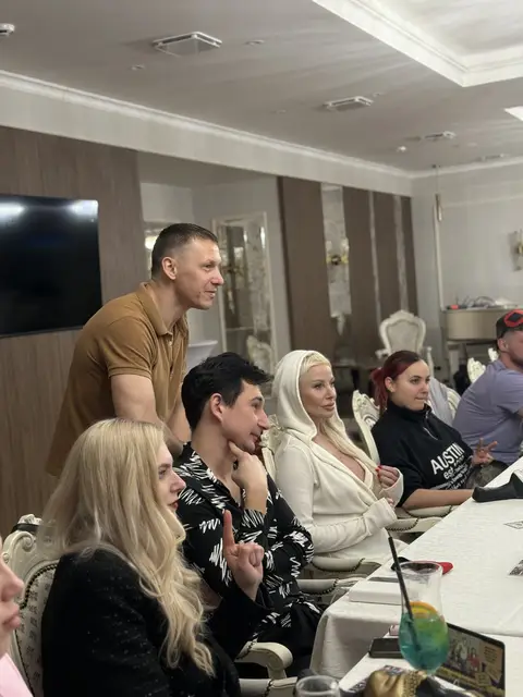 Ігрові картки та реквізит «Фітнес-мафії» на столі в ресторані Black Sea