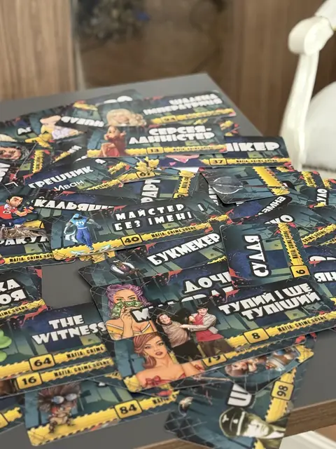 Картки гри «Фітнес-мафія» на столі в ресторані Black Sea