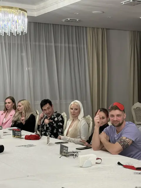 Учасники обговорюють підозри під час гри «Фітнес-мафія» у ресторані Black Sea