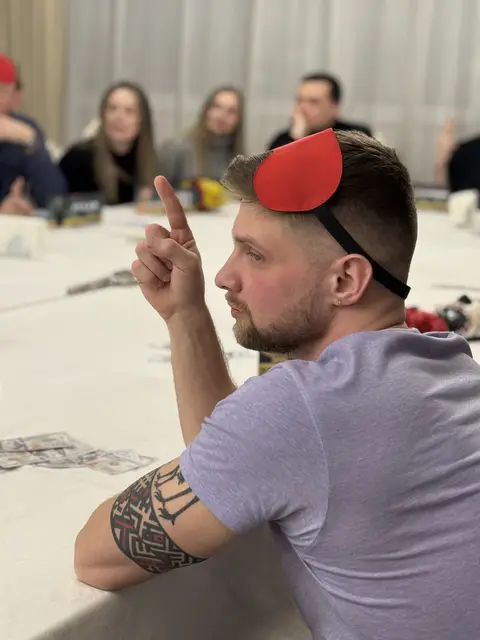 Гра «Фітнес-мафія» у ресторані Black Sea: гості за столом та картки