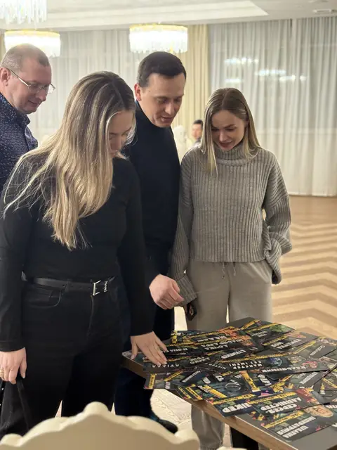 Гості обирають картки перед грою «Фітнес-мафія» у ресторані Black Sea