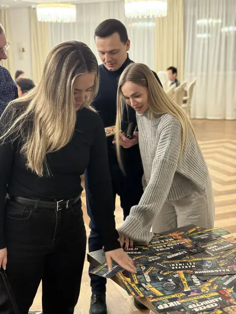 Підготовка до гри «Фітнес-мафія»: учасники переглядають картки в ресторані Black Sea