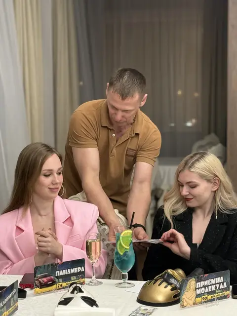 Учасники гри «Фітнес-мафія» за столом у ресторані Black Sea