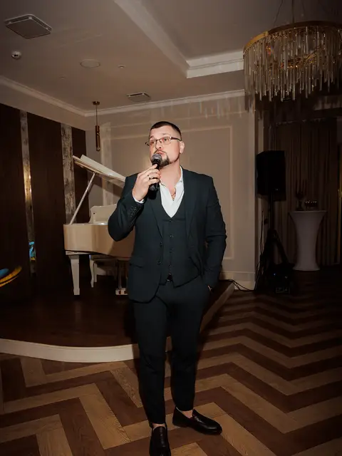 Ведучий з мікрофоном на святковому вечорі в ресторані Black Sea