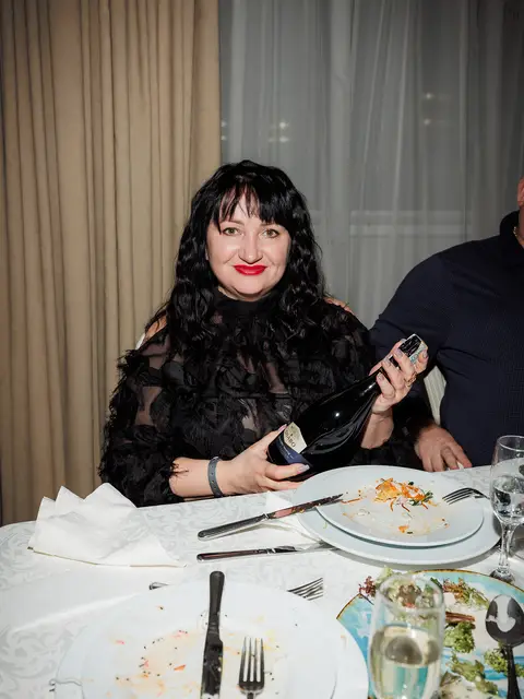 Гостя за столом на святковому вечорі 8 Березня