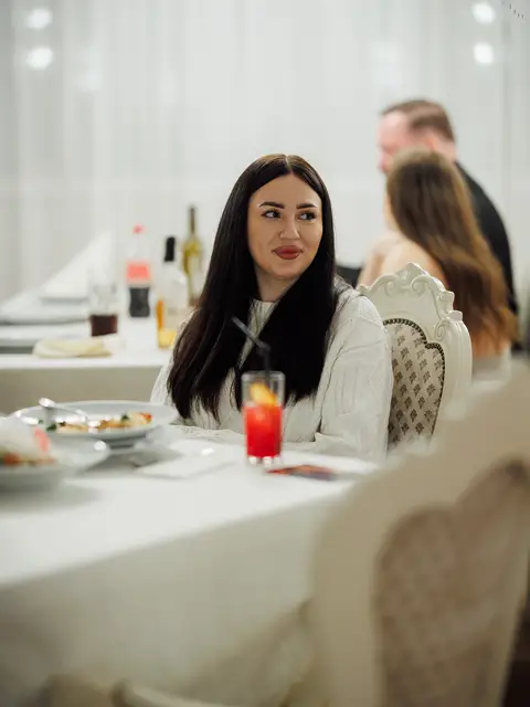 Гостя за столом у ресторані під час святкової вечері