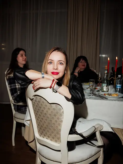 Гостя за столом із закускою на святковій вечері