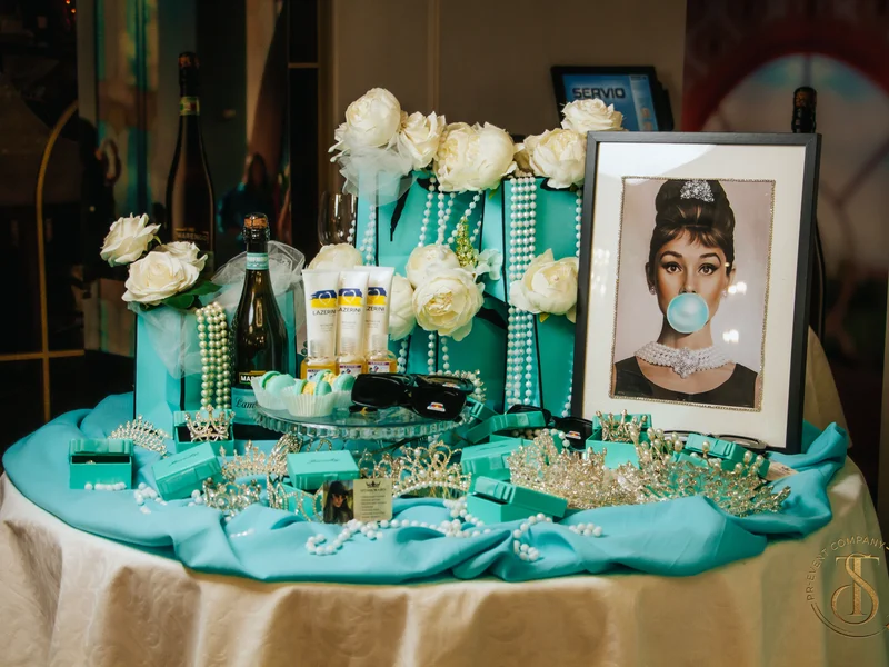 Завтрак у Тиффани” — стол с декором