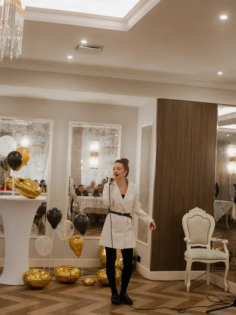 Сольний виступ учениці вокальної школи у Black Sea Restaurant під час звітного концерту