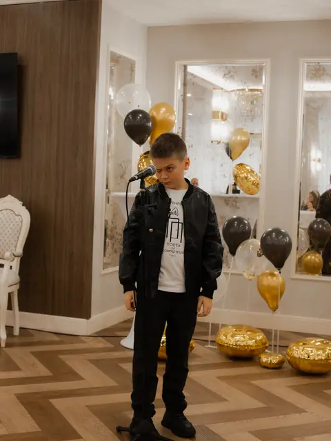 Юний виконавець біля мікрофона у ресторані Black Sea, Одеса