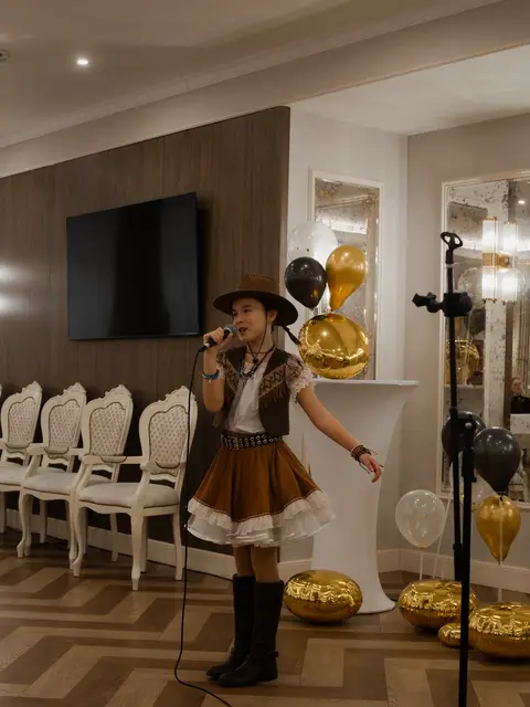 Виступ дитини на сцені ресторану Black Sea під час звітного концерту