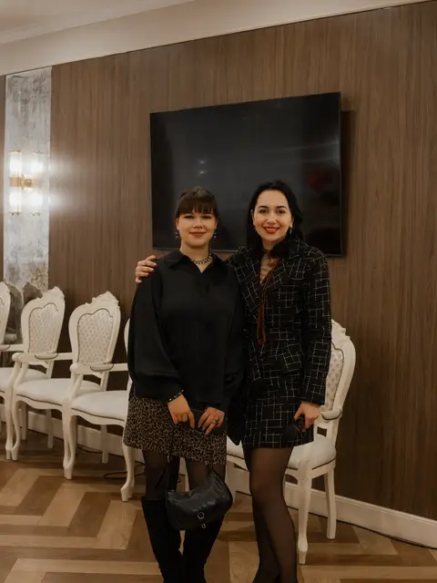 Фото з викладачкою та учасницею після концерту у Black Sea Restaurant