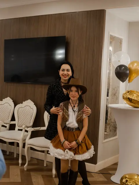 Пам’ятне фото викладачки та юної учасниці концерту у Black Sea Restaurant, Одеса