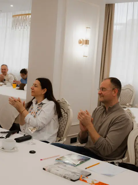 Глядачі аплодують на дитячому звітному концерті в Black Sea Restaurant, Одеса