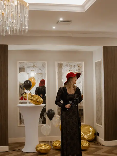 Ведуча концерту з мікрофоном у Black Sea Restaurant, Одеса