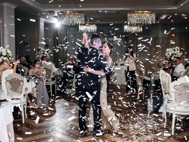 Танец под конфетти на вечеринке в ресторане