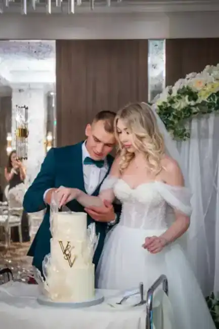 Молодожёны разрезают торт в банкетном зале