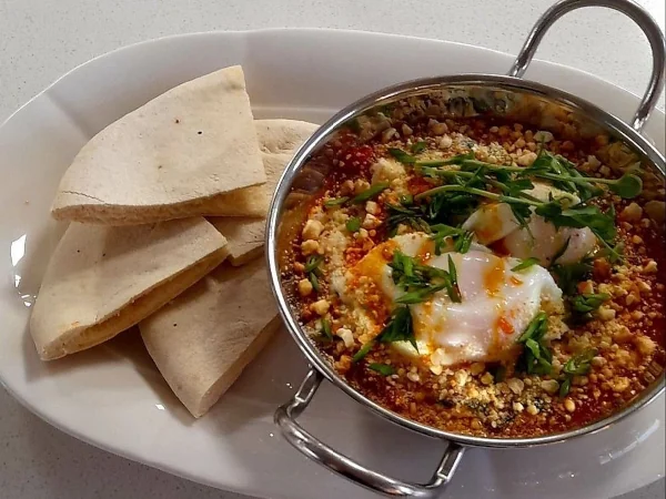 Шакшука з вершковим шпинатом та топленою бринзою