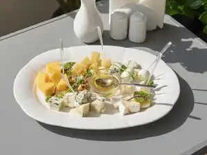 Сирна тарілка з медом