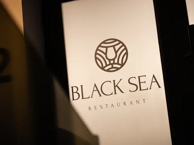 Табличка Black Sea Restaurant біля входу до залу