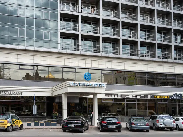 Фасад Black Sea Central з вивісками ресторану та фітнес-клубу на першому поверсі