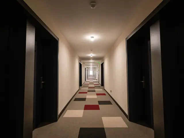Довгий коридор житлового поверху готелю Black Sea Central