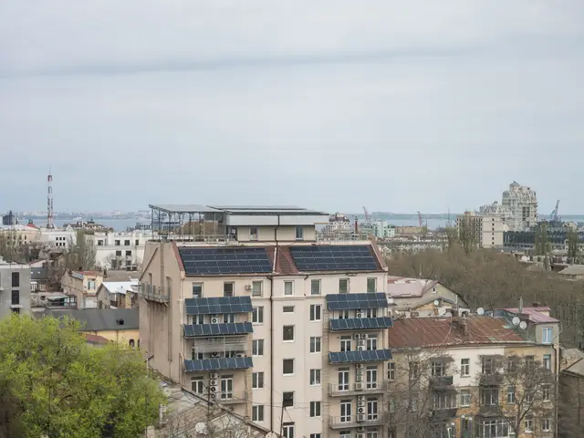 Вид з вікна готелю на дахи Одеси в бік порту
