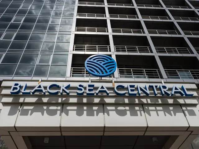 Вивіска Black Sea Central із фірмовим логотипом над входом до готелю