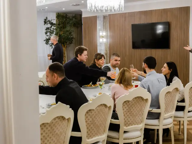 Гости за большим столом в уютном зале