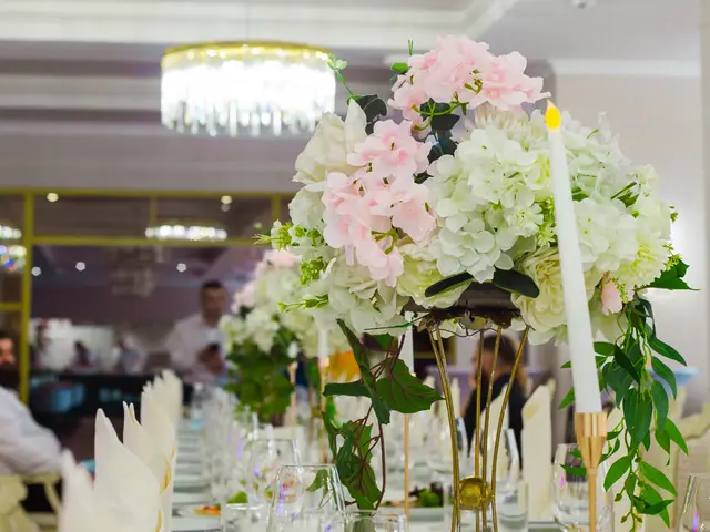 Цветочная композиция и сервировка банкетного стола