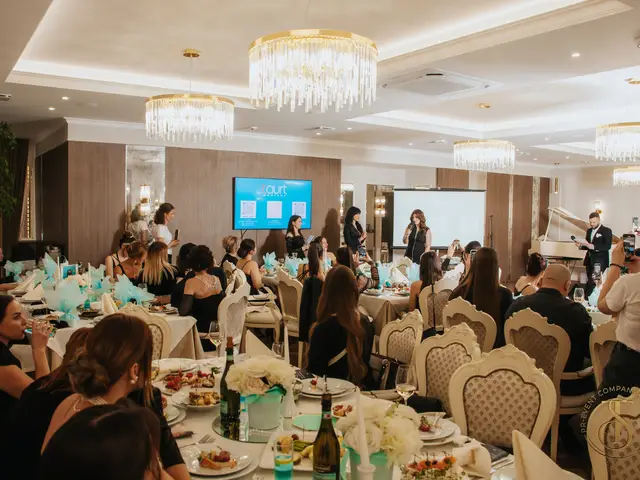 Презентация и банкет с белым роялем в зале