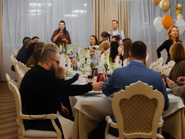 Семейный праздник за длинным банкетным столом