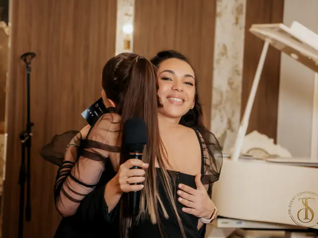 Объятия и поздравления на сцене ресторана