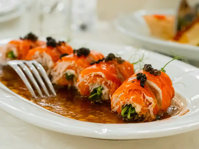 Закуска из лосося на тарелке