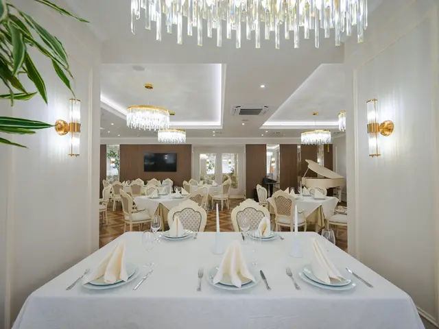 Сервированный стол и вид на банкетный зал