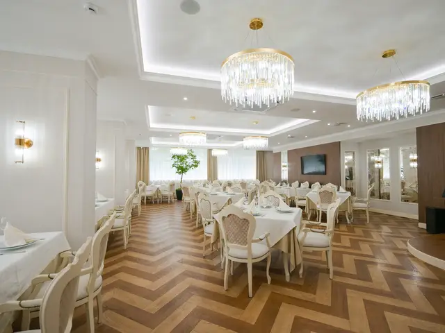 Просторный банкетный зал в светлых тонах