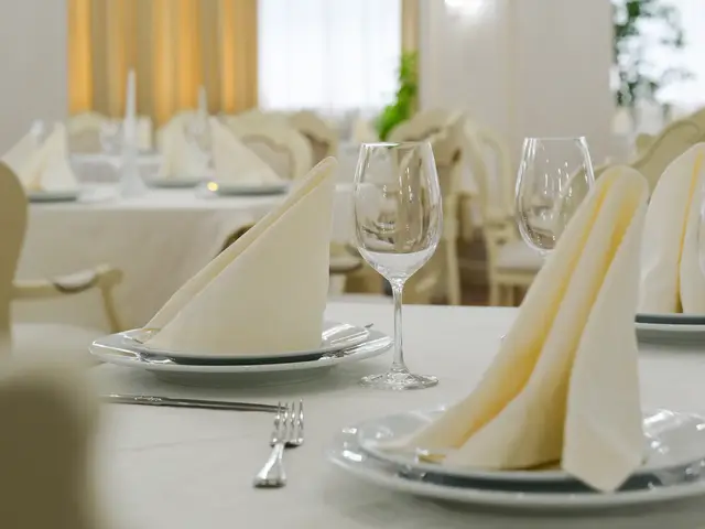 Бокалы и салфетки — деталь сервировки