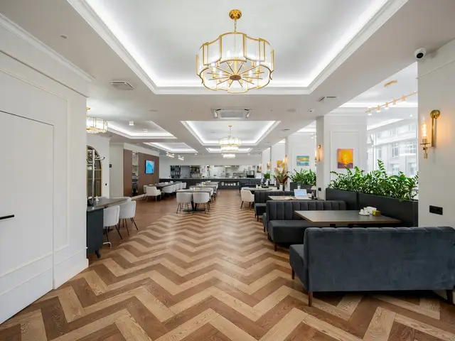 Ресторанная зона Black Sea Central с мягкими диванами