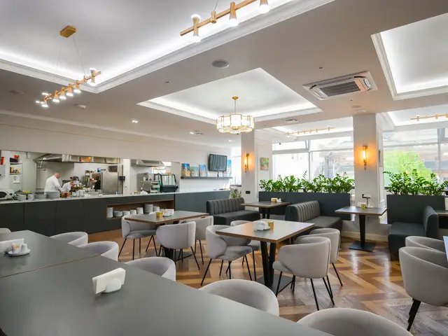 Открытая кухня и столы в ресторанной зоне