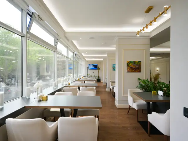 Ряд столов у витринных окон на втором этаже