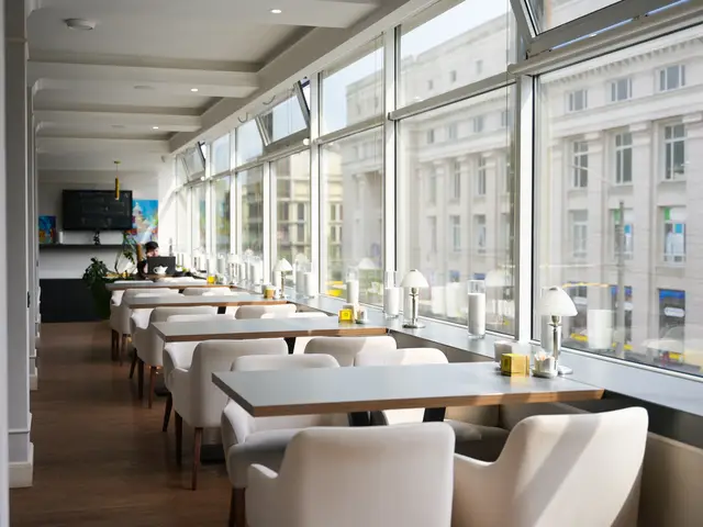 Столы у панорамных окон с видом на Ришельевскую